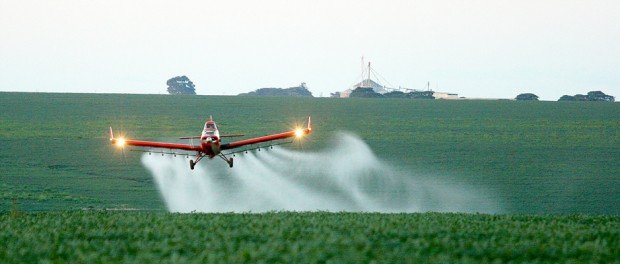 Temer sanciona lei que autoriza pulverização aérea nas cidades