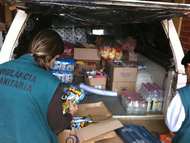 Polícia do RS localiza 2 toneladas de alimentos vencidos em meio a ratos.